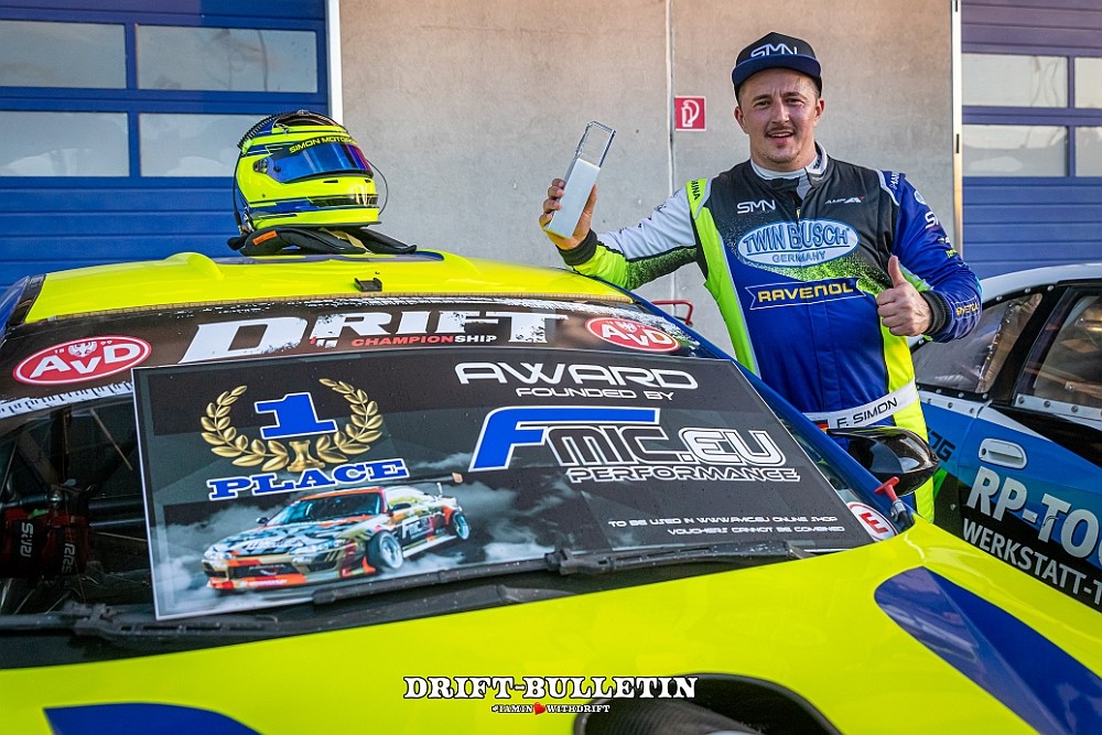 Franz Simon mit Pokal neben seinem Drift-Rennwagen